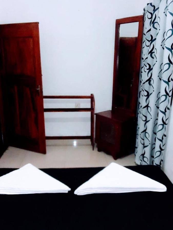 Black And White Kandy Guest House 02 Deiyannewela Extérieur photo